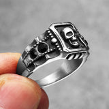 # Skull Herrenring aus Edelstahl mit schwarzem Stein - Gothic Punk Stil, handgefertigt, einzigartiges Emblem in Silber
