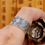 Ring aus 925er Silber mit facettiertem Drachenemblem