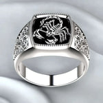 Herrenring im Gothic-Stil mit Skorpion-Motiv und Verzierungen in Silberoptik - Siegelring-shop