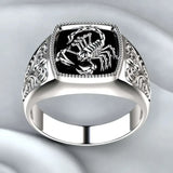 Herrenring im Gothic-Stil mit Skorpion-Motiv und Verzierungen in Silberoptik - Siegelring-shop