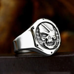 Edelstahl Piratenschädel Ring für Herren mit graviertem Emblem in Silber