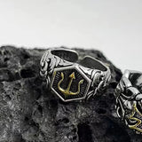 Retro Poseidon Ring für Männer mit goldenem Dreizack und schwarzen Emble