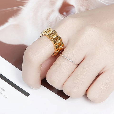Gold-colored chain ring made of stainless steel with a modern design for men