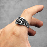 # Skull Herrenring aus Edelstahl mit schwarzem Stein - Gothic Punk Stil, handgefertigt, einzigartiges Emblem in Silber