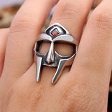 Gothic MF DOOM Maske Ring aus Edelstahl mit rotem Stein