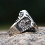 Hochwertiger Herrenring aus 316L Edelstahl mit religiösem Emblem - Siegelring-shop