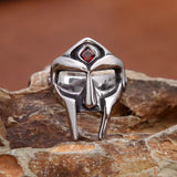 Gothic MF DOOM Maske Ring aus Edelstahl mit rotem Stein