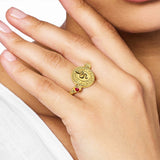 Złoty pierścionek z czarnym onyksem i grawerowanymi cyrkoniami