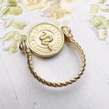 Złoty pierścionek z czarnym onyksem i grawerowanymi cyrkoniami