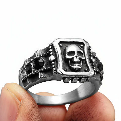 # Skull Herrenring aus Edelstahl mit schwarzem Stein - Gothic Punk Stil, handgefertigt, einzigartiges Emblem in Silber