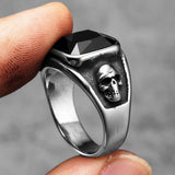 Skull Ring mit schwarzem Stein aus Edelstahl Vintage Gothic Punk Stil