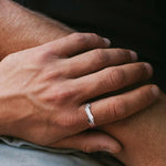Ring für Männer Oxidierter verdrehter Edelstahl-Fingerband in Schwarz und Silber