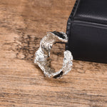 # Offener Ring für Männer und Frauen aus Edelstahl mit unregelmäßiger Lava-Struktur und verstellbarem Design in Schwarz und Silber