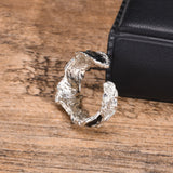 # Offener Ring für Männer und Frauen aus Edelstahl mit unregelmäßiger Lava-Struktur und verstellbarem Design in Schwarz und Silber