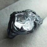 Ring mit unregelmäßigem Kristall in Silber