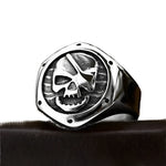 Edelstahl Piratenschädel Ring für Herren mit graviertem Emblem in Silber