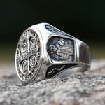 Hochwertiger Herrenring aus 316L Edelstahl mit religiösem Emblem - Siegelring-shop