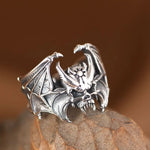 Skull Bat Ring aus Silber mit detaillierter Gravu