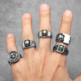 # Skull Herrenring aus Edelstahl mit schwarzem Stein - Gothic Punk Stil, handgefertigt, einzigartiges Emblem in Silber