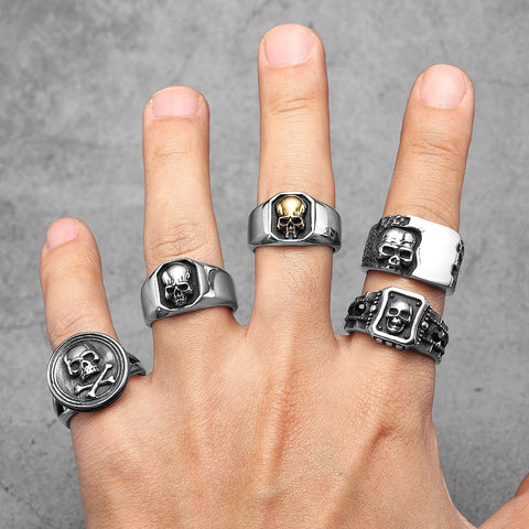 # Skull Herrenring aus Edelstahl mit schwarzem Stein - Gothic Punk Stil, handgefertigt, einzigartiges Emblem in Silber