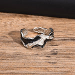 # Offener Ring für Männer und Frauen aus Edelstahl mit unregelmäßiger Lava-Struktur und verstellbarem Design in Schwarz und Silber