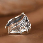 Skull Bat Ring aus Silber mit detaillierter Gravu