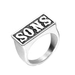 Edelstahl Herrenring mit "SONS" Inschrift und schwarzer Einbettung - Siegelring-shop