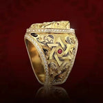 Goldener Ring mit Krone und Totenkopf