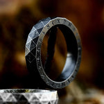 NordischerRune Ring 316L Edelstahl Geprägter Amuletring in Anthrazit