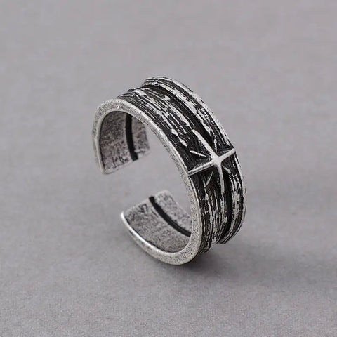 Open ring for men with star motif made of syllable